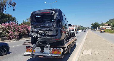 Antalya'da midibüs ile VİP minibüs çarpıştı: 1'i ağır 11 yaralı