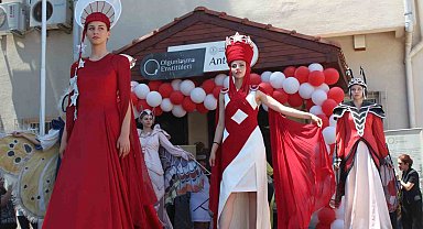 Antalya'da "Yer Gök Kırmızı Beyaz Bayrak Giysisi Özel Tasarımlar" defilesi
