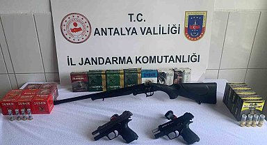 Antalya'da ruhsatsız tüfek ve tabanca ele geçirildi