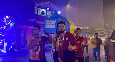 Antalya'da sarı-kırmızılı taraftarlar Fenerbahçe'nin temsili tabutunu kaldırdı