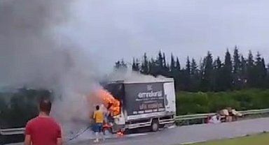 Antalya'da seyir halindeki kamyonet alev alev yandı