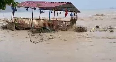 Antalya'da şiddetli yağmur hayatı felç etti, otomobil sel sularıyla sürüklendi