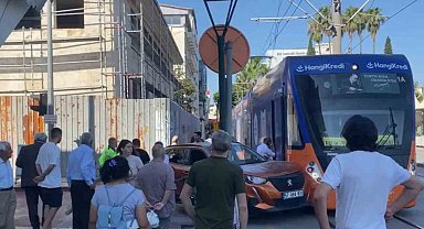 Antalya'da tramvay ile cip çarpıştı, seferler aksadı