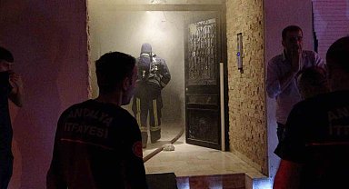 Antalya'da yangın paniği: Mahsur kalan genç kapının kilidi kırılarak kurtarıldı