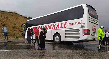 Antalya'da yoldan çıkan otobüs toprak yığınına çarptı: 10 yaralı