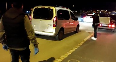 Aracın motor bölümünde silah sevkiyatı yapan şahıslar yakalandı