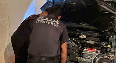 Aracın motoruna giren yılan, ekipler tarafından çıkartıldı