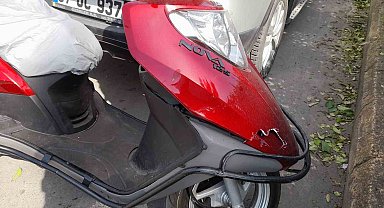 Aracından inmek için kapıyı açtı, arkadan gelen motosikletli kaza yaptı