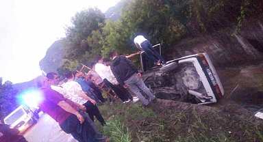 Aracıyla birlikte kanala uçan sürücüyü itfaiye kurtardı