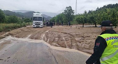 Araçlar çamura saplandı