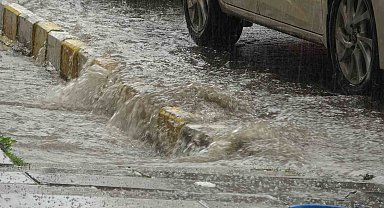 Ardahan'da sağanak ve dolu: Yollar göle döndü, araçlar zarar gördü