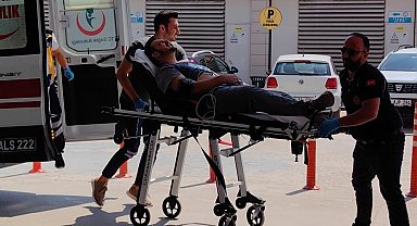 Arıların saldırısına uğrayan genç hastanelik oldu