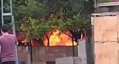 Arnavutköy'de bahçede bulunan kömürlük alev alev yandı