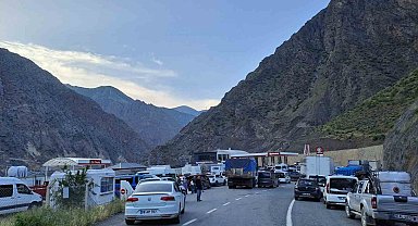 Artvin-Yusufeli karayolu heyelan nedeniyle ulaşıma kapandı