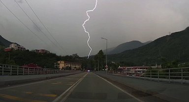 Artvin'de yıldırım düşme anı araç kamerasına yansıdı