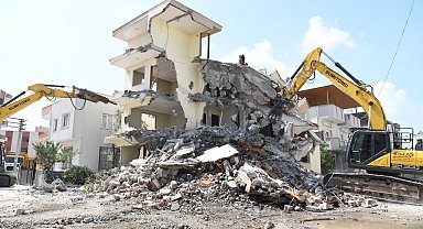 Asrın felaketinde tadilat sonrası oluşan moloz yığınları kaldırılıyor