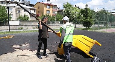 Ateşe verilmişti, belediye ekipleri çocuk parkını yeniledi