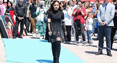 Atık malzemelerden kıyafet defilesi