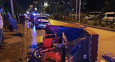 Atık toplama aracı otomobil ile çarpıştı: 4 yaralı