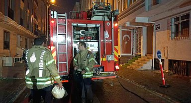 Avcılar'da 4 katlı binada çıkan yangın paniğe neden oldu