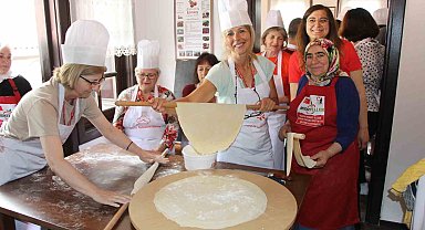 Avrupalı akademisyenler hamur açıp mantı yaptı