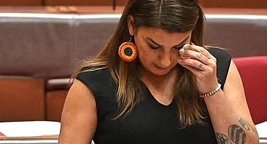 Avustralyalı senatör, parlamentoda cinsel saldırıya uğradığını gözyaşları içinde anlattı