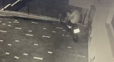 Ayağıyla kilidi kırdı, motosikleti çaldı