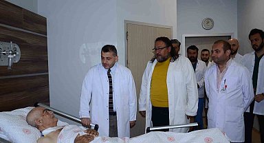 Ayakları ağrıdığı için hastaneye gitti, uyluk kemiğinden 8,9 kilo tümör çıktı