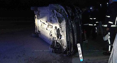 Aydınlatma direğine çarpan otomobildeki 2 kişi yaralandı