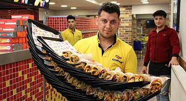 Aynı anda 45 tepsi taşıyarak meslektaşlarına meydan okuyor