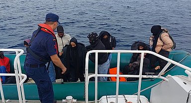 Ayvalık açıklarında 12 düzensiz göçmen kurtarıldı