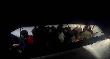 Ayvalık açıklarında 23 düzensiz göçmen yakalandı