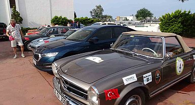 Ayvalık'ta klasik otomobiller 25. Batı Anadolu Rallisi başladı