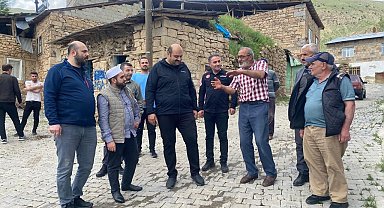 Aziziye Kaymakamı ve Belediye Başkanı depremin merkez üssüne gitti