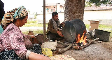 Babasından öğrendiği kalaycılık mesleğini köy köy gezerek yaşatıyor