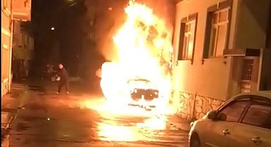 Bafra'da otomobil kundaklandı