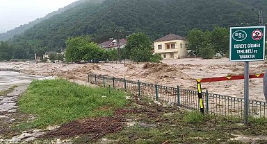 Bafra'da sel: Grup yolu ulaşıma kapandı