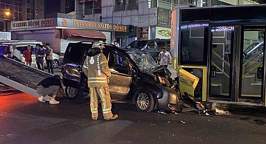 Bağcılar'da kontrolünü kaybeden sürücü İETT otobüsüne çarptı: 4'ü ağır 6 yaralı
