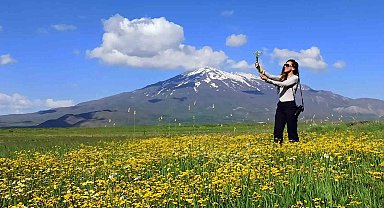 Bahar çiçekleriyle renklenen Sütey Yaylası ve Süphan Dağı hayranlık uyandırıyor