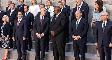 Bakan Güler, NATO'da aile fotoğrafı çekimine katıldı