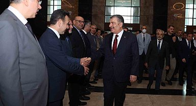 Bakan Koca, yeni dönemin ilk mesai gününde alkışlarla karşılandı