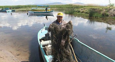 Balıkçılar gölde yasak sezonda hayalet ağ avlıyor