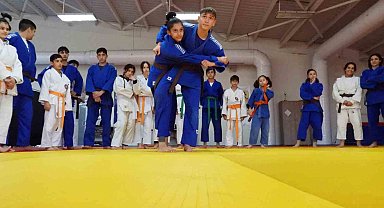 Balkan 2'incisi Kepezli Elif