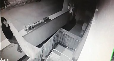 Balkondaki çamaşırı çalan şahıslar güvenlik kamerasına yakalandı