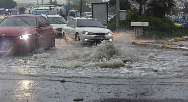 Bandırma'da sağanak: Cadde ve sokaklar göle döndü