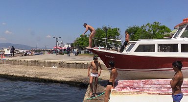 Bandırma'nın sahillerinde denize girmek istiyorlar