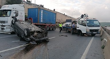 Bariyere çarpıp takla atan otomobil karşı şeride geçti: Sürücünün burnu bile kanamadı