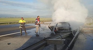 Bariyerlere çarpan otomobil alev alev yandı: 3 yaralı