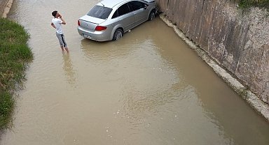 Bariyerleri aşan otomobil dereye uçtu