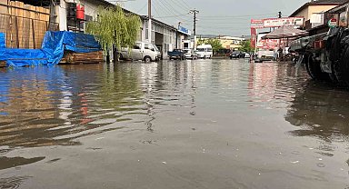 Bartın'da etkili sağanak sonrası yollar göle döndü